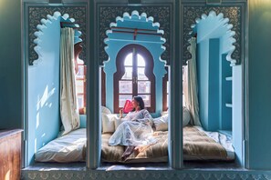 Premium bedding, soundproofing, free WiFi, bed sheets - Kaladwas Lal Haveli (Udaipur)
