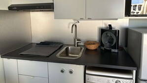 Kaffetrakter/tekoker, kjøleskap, kokeplater og oppvaskmaskin