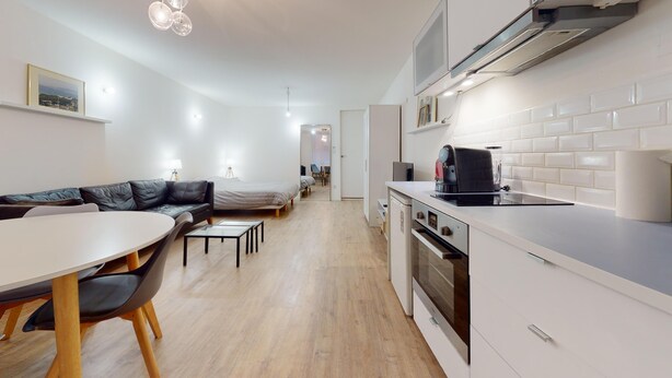 A modern, compact living space with a kitchenette, a dining area, and a bedroom. - Fully-equipped apartment Vieux Lyon (Lyon)