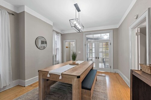 Elegant 7 br Home w Bonus Room