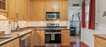 Elegant 7 br Home w Bonus Room