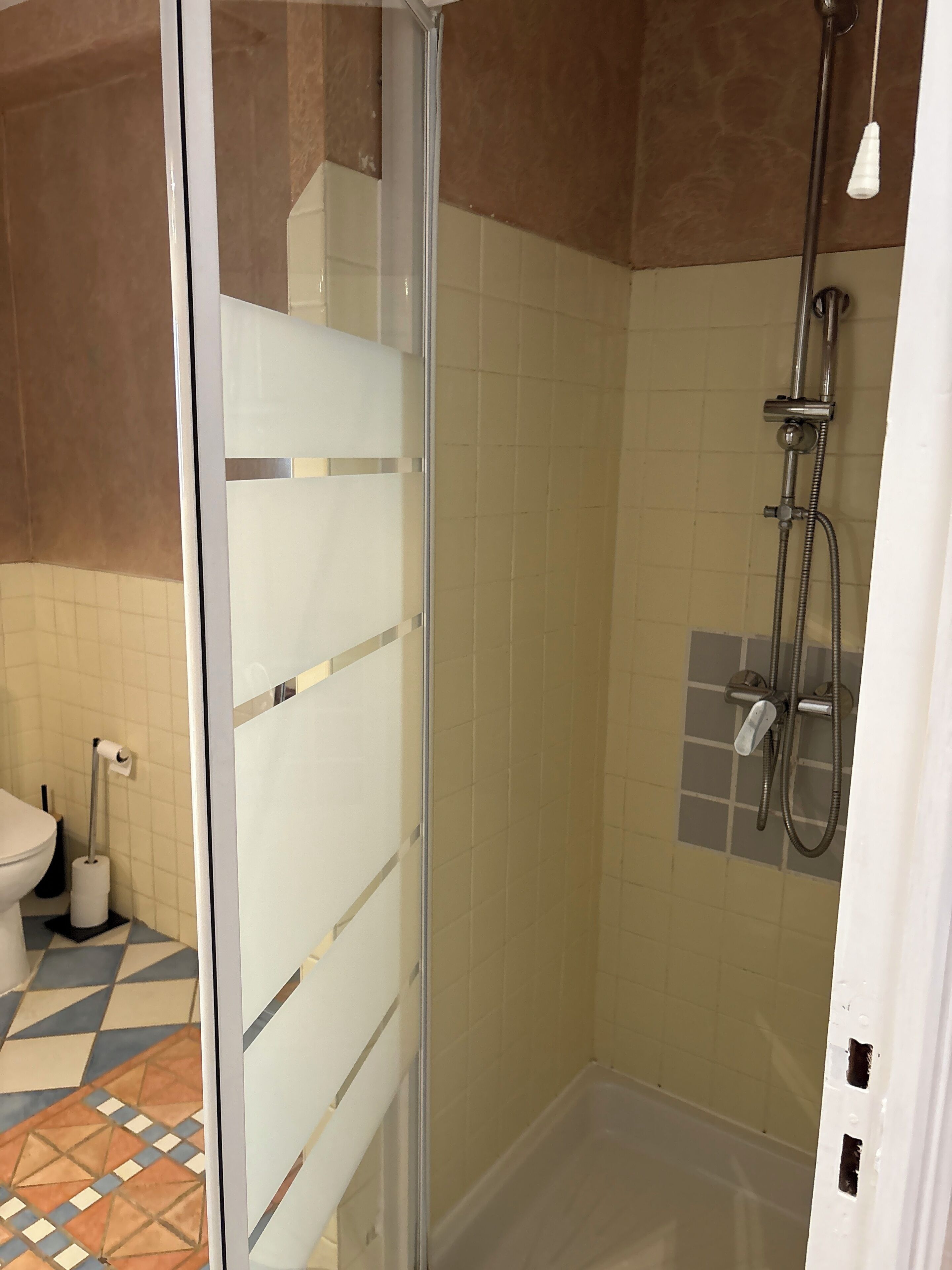 Douche, sèche-cheveux, serviettes fournies, savon