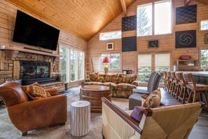 Télévision, livres, chaîne hi-fi, espaces bureaux