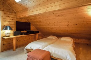 5 bedrooms, desk, WiFi, bed sheets