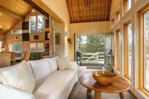 TV, books, stereo, offices - Sunny Mountain Delight by Velo (Angel Fire)