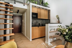 Comfort Apartment, City View | Private kitchen | Spices, paper towels