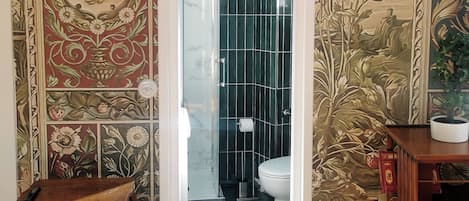 Douche, séchoir à cheveux, serviettes fournies, papier de toilette