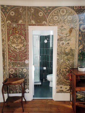 Dusch, hårtork, handdukar och toalettpapper