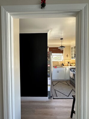 Interior - Charming Mid-Century Home 3bd 1 ba, Easy Parking in San Francisco Relaxing Area (San Francisco)