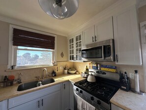 Geladeira, micro-ondas, fogão, cooktop