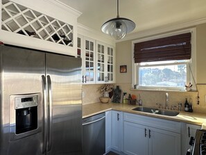 Fridge, microwave, oven, stovetop - Charming Mid-Century Home 3bd 1 ba, Easy Parking in San Francisco Relaxing Area (San Francisco)