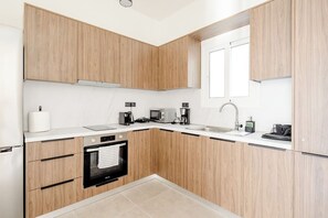 Kühlschrank, Mikrowelle, Ofen, Wasserkocher mit Kaffee-/Teezubehör