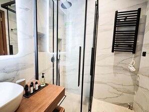 シャワー、ヘアドライヤー、タオル、石鹸