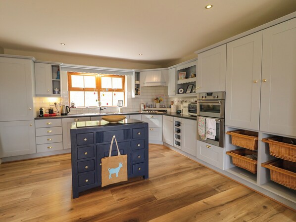 Dishwasher, cookware/dishes/utensils - Clondallon Cottage (Rathmullan)