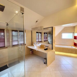 Shower, towels, soap, toilet paper - 15' from CHARTRES (28) : Historic property, calm and jacuzzi. (Bailleau-l'Évêque)