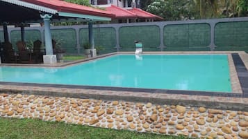 2 outdoor pools