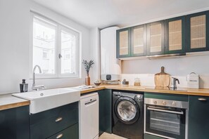 Kühlschrank, Mikrowelle, Ofen, Herdplatte