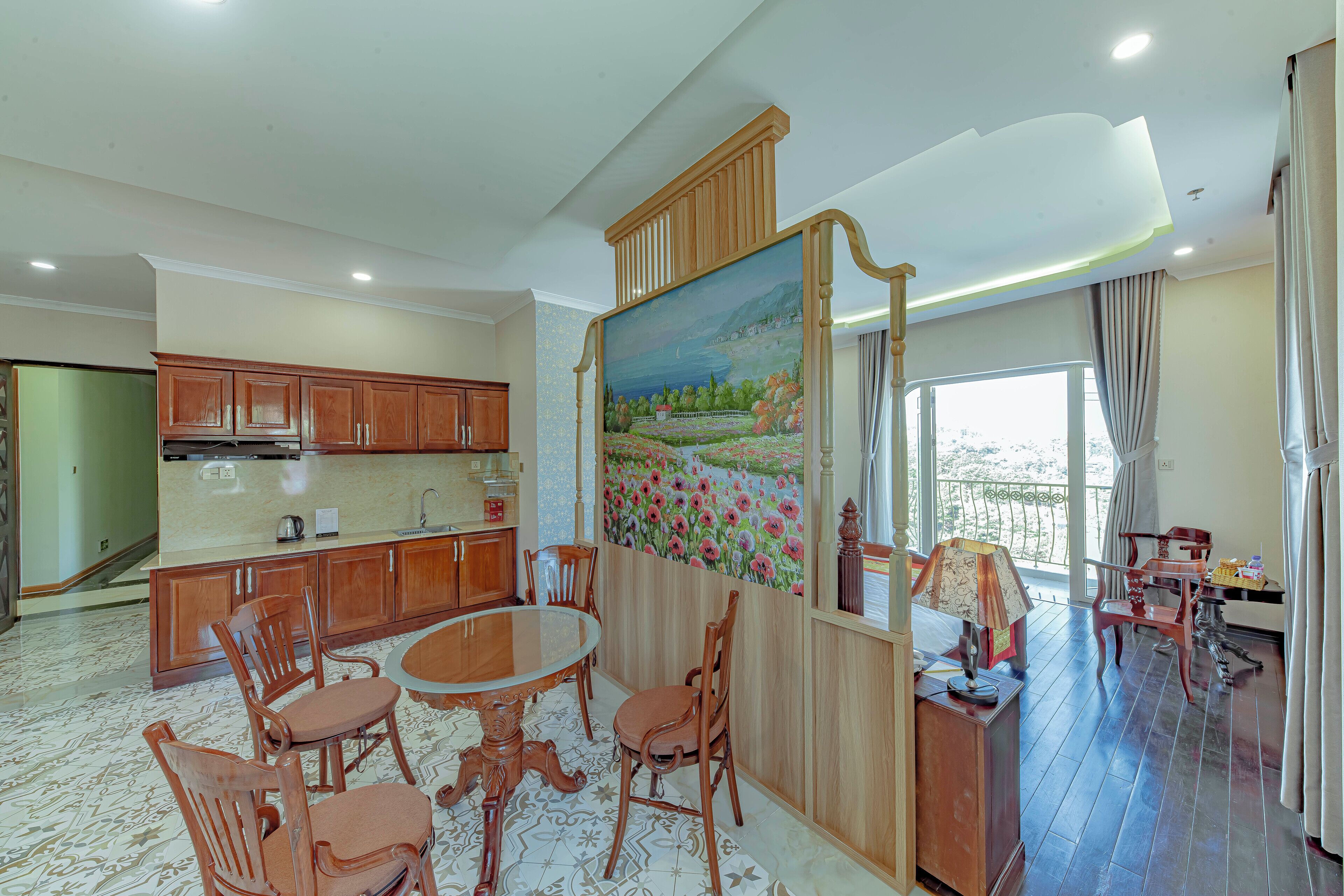 Suite estudio clásica, vista a la montaña | Cocina privada | Frigobar 