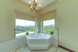 Deluxe dubbelrum | Badrum | Gratis toalettartiklar, hårtork, handdukar och tvål