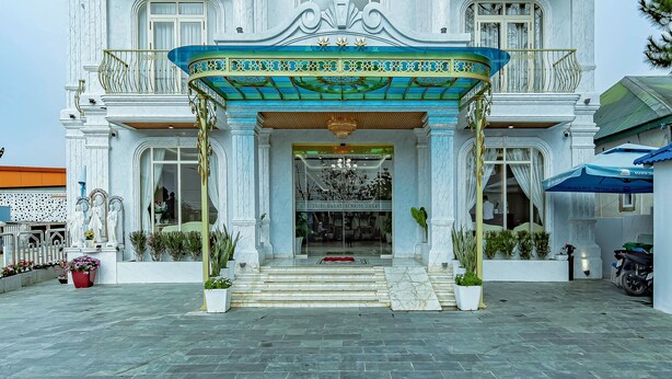 A large, ornate building with a sign reading "Sunrise of Dalat". - Sunrise Hotel Da Lat (Xuan Huong - Da Lat)