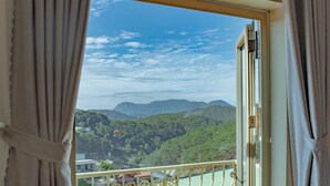 A balcony with a view of a mountainous landscape. - Sunrise Hotel Da Lat (Xuan Huong - Da Lat)