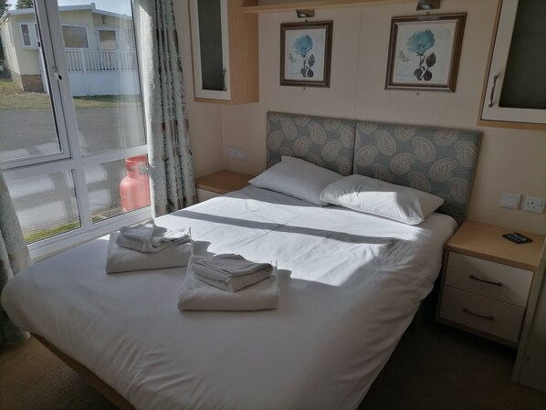 2 bedrooms, travel cot, free WiFi, bed sheets