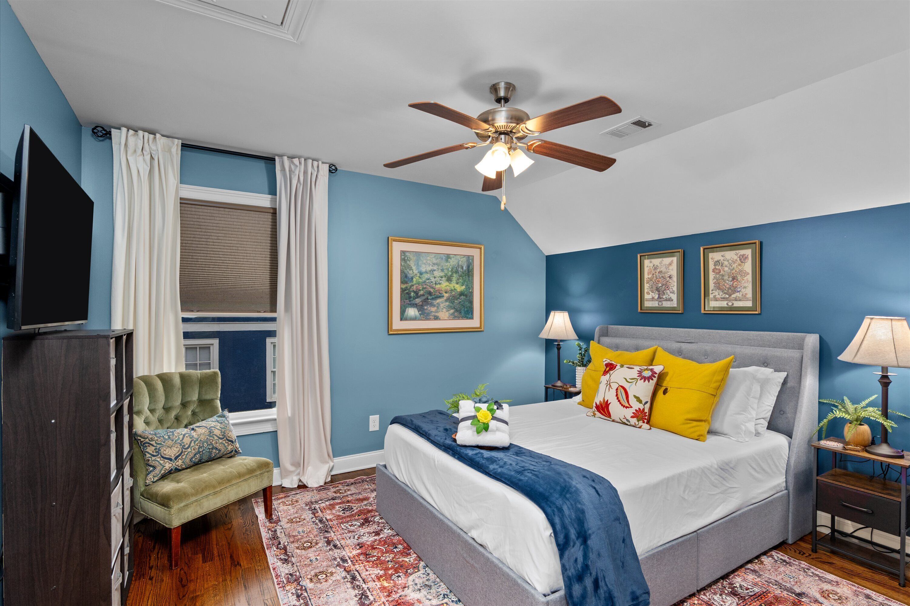 3 quartos, escrivaninha, ferros/tábuas de passar roupa