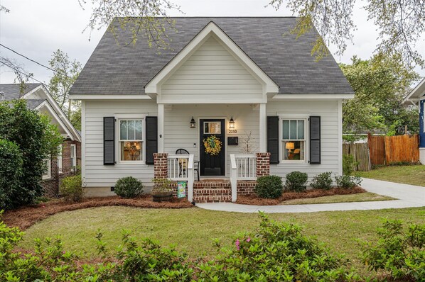 Exterior - 3 bedroom 3 bathroom home in Augusta. The sleeping arrangements at this property are 3 queen beds, and a fold out chair. (Augusta)