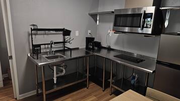 Geladeira, micro-ondas, cafeteira/chaleira, torradeira