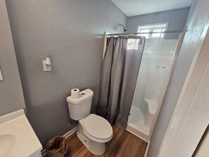 Regadera, toallas, jabón, papel de baño 