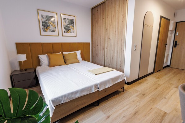 Classic Studio, Kitchenette | Desk, laptop workspace, free WiFi, bed sheets - Zeus Apartments (Lublin)