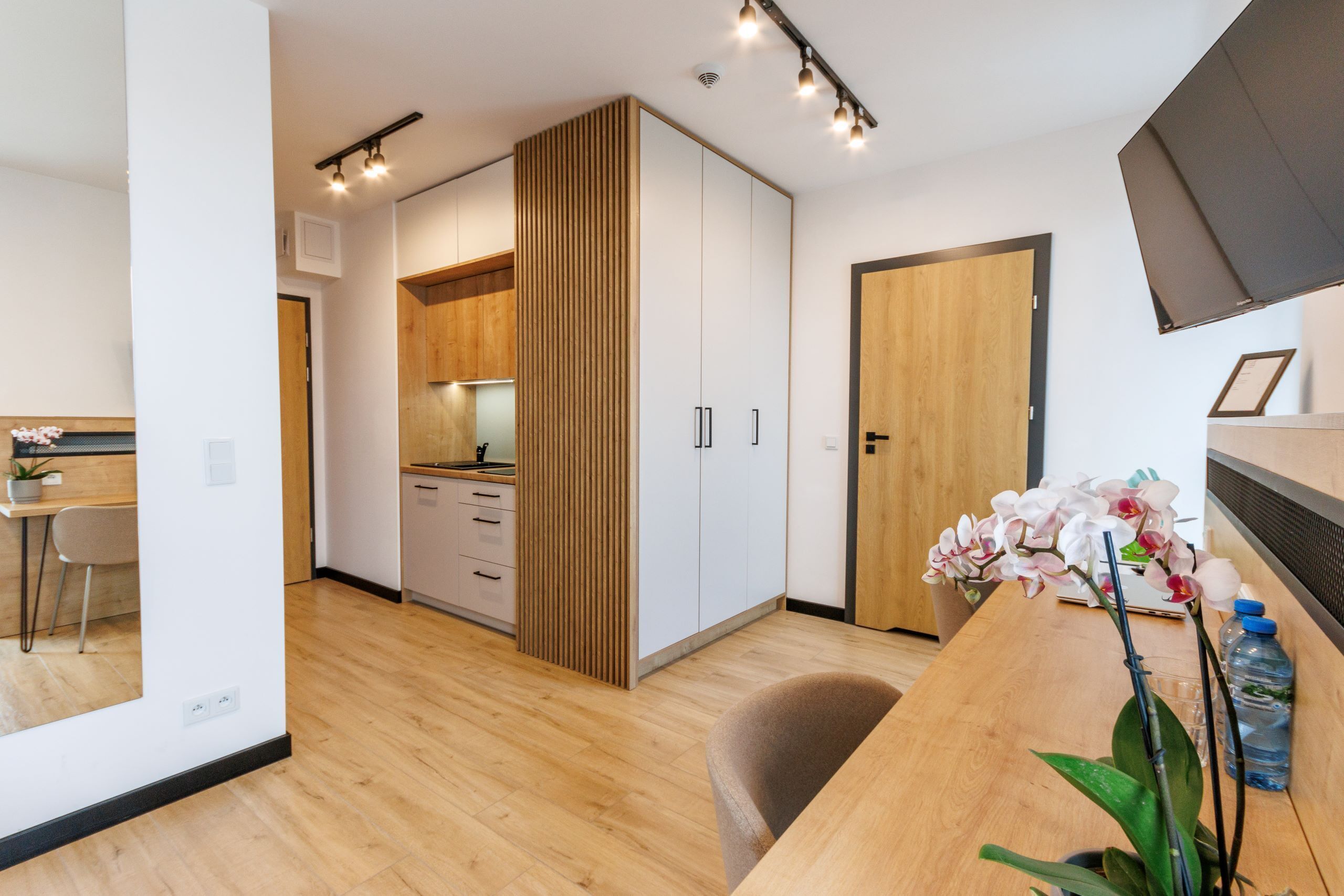 Deluxe-dobbeltværelse - tekøkken | Skrivebord, arbejdsområde til bærbare computere, gratis Wi-Fi, sengetøj