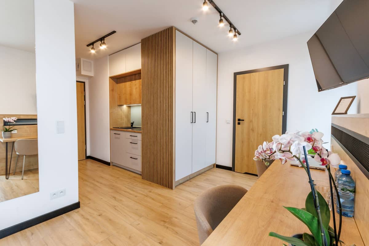 Deluxe Double Room, Kitchenette | Desk, laptop workspace, WiFi (free), bed sheets