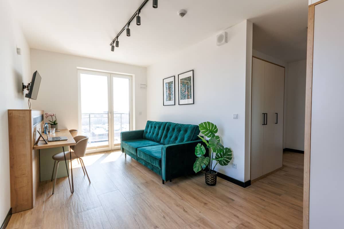 Premium-huoneisto, keittotila | Työpöytä, kannettavalle tietokoneelle sopiva työtila, ilmainen Wi-Fi