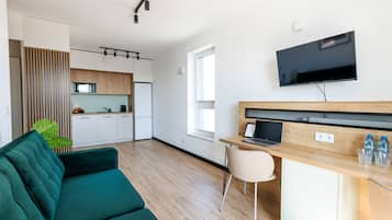 Leilighet – premium, tekjøkken | Skrivebord, skrivebord for bærbar PC, wi-fi (inkludert) og sengetøy