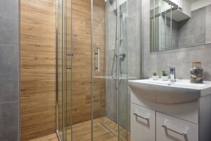 Shower, towels, toilet paper - Zeus Apartments (Lublin)