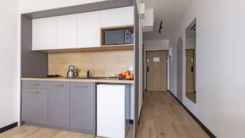 Deluxe Double or Twin Room, Kitchenette | Private kitchen | Microwave, stovetop, cookware/dishes/utensils, freezer