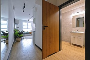 Economy Double Room | Bathroom | Shower, rainfall showerhead, free toiletries, hair dryer - Zeus Apartments (Lublin)