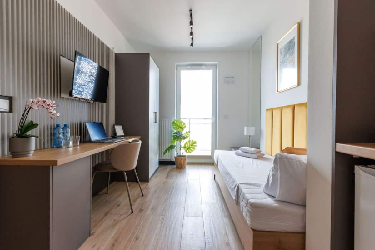 Deluxe Single Room, Kitchenette | Desk, laptop workspace, WiFi (free), bed sheets
