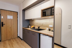 Classic-studiolejlighed - tekøkken | Privat tekøkken | Mikrobølgeovn, kogeplade, køkkentøj/tallerkener/redskaber, fryser