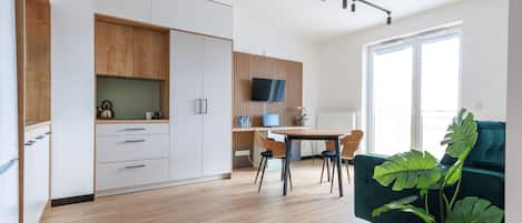 Executive Studio Suite, Kitchenette | Living room | Flat-screen TV