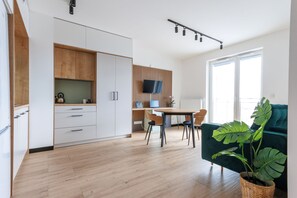 Executive Studio Suite, Kitchenette | Living room | Flat-screen TV - Zeus Apartments (Lublin)