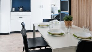 Economy-Apartment | Essbereich im Zimmer