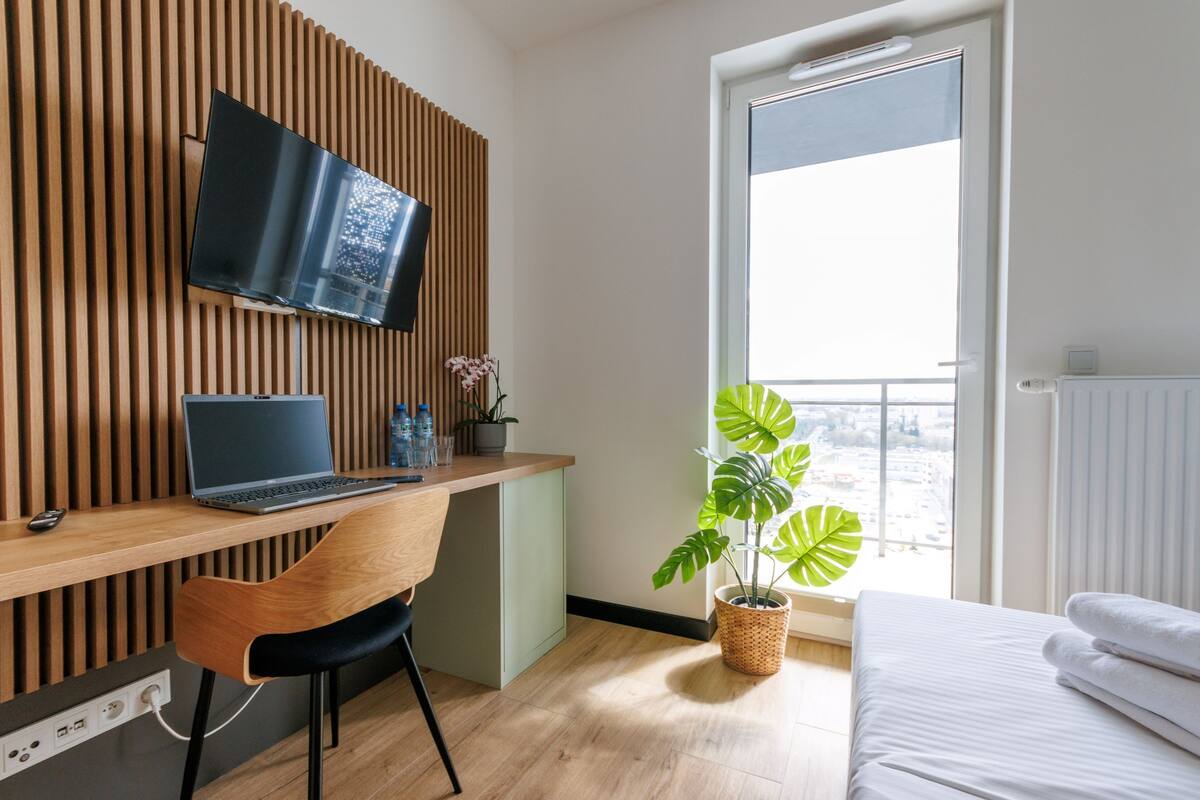 Executive Studio Suite, Kitchenette | Desk, laptop workspace, WiFi (free), bed sheets