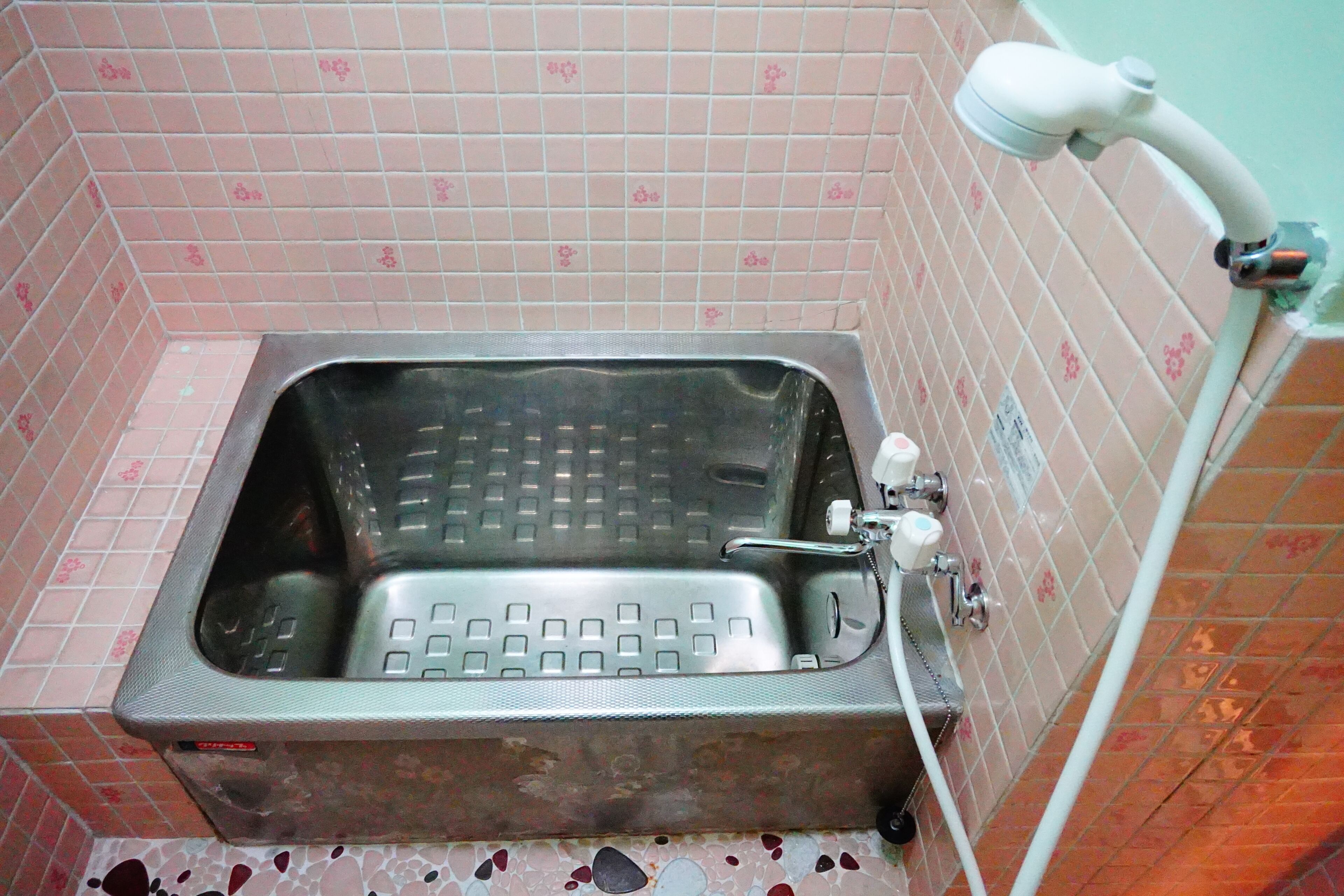 ヘアドライヤー、石鹸、トイレットペーパー