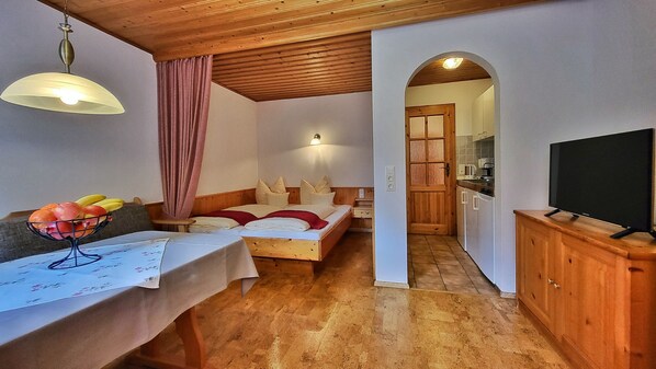 1 habitación, tabla de planchar con plancha y cuna de viaje