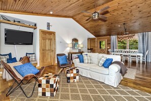 Cabaña Signature, 4 habitaciones, no fumadores, cocina | Sala de estar | Smart TV de 50 pulgadas con canales digitales