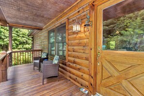 Signature Cabin, 4 Bedrooms, Non Smoking, Kitchen | Terrace/patio - Gateway Getaway (Old Fort)
