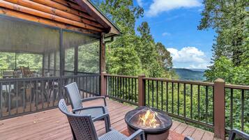 Signature Cabin, 4 Bedrooms, Non Smoking, Kitchen | Balcony