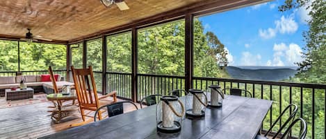 Signature Cabin, 4 Bedrooms, Non Smoking, Kitchen | Balcony